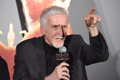 「アバター：ファイヤー・アンド・アッシュ」来日ジャパンプレミアより、「あとでテストがあるので、ちゃんと勉強しておいて！」と学生たちに向けてボケるジェームズ・キャメロン
