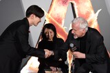 「アバター：ファイヤー・アンド・アッシュ」来日ジャパンプレミアより、宮世琉弥（左）に握手を求めるジェームズ・キャメロン（右）