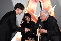 「アバター：ファイヤー・アンド・アッシュ」来日ジャパンプレミアより、宮世琉弥（左）に握手を求めるジェームズ・キャメロン（右）