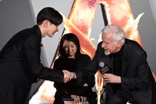 「アバター：ファイヤー・アンド・アッシュ」来日ジャパンプレミアより、宮世琉弥（左）に握手を求めるジェームズ・キャメロン（右）