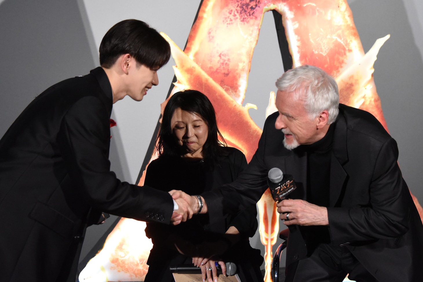 「アバター：ファイヤー・アンド・アッシュ」来日ジャパンプレミアより、宮世琉弥（左）に握手を求めるジェームズ・キャメロン（右）