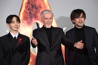 「アバター：ファイヤー・アンド・アッシュ」来日ジャパンプレミアの様子。左から宮世琉弥、ジェームズ・キャメロン、山崎貴