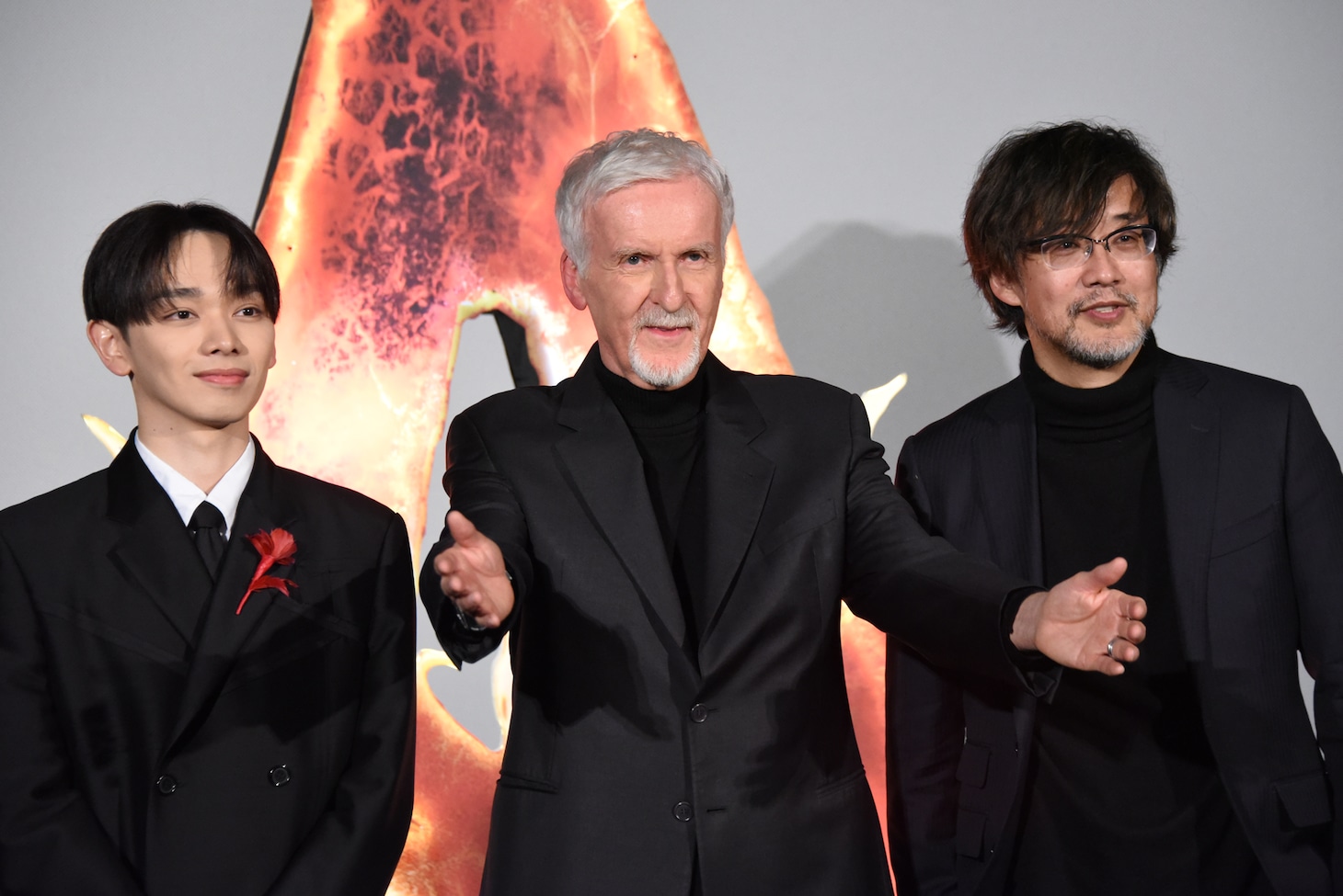 「アバター：ファイヤー・アンド・アッシュ」来日ジャパンプレミアの様子。左から宮世琉弥、ジェームズ・キャメロン、山崎貴