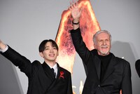 「アバター：ファイヤー・アンド・アッシュ」来日ジャパンプレミアより、ムービーカメラに手を振る宮世琉弥（左）とジェームズ・キャメロン（右）