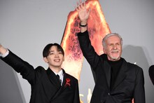「アバター：ファイヤー・アンド・アッシュ」来日ジャパンプレミアより、ムービーカメラに手を振る宮世琉弥（左）とジェームズ・キャメロン（右）