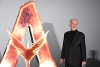 「アバター：ファイヤー・アンド・アッシュ」来日ジャパンプレミアより、作品の立体ロゴ（左）とジェームズ・キャメロン（右）の撮影タイム