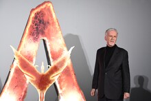 「アバター：ファイヤー・アンド・アッシュ」来日ジャパンプレミアより、作品の立体ロゴ（左）とジェームズ・キャメロン（右）の撮影タイム