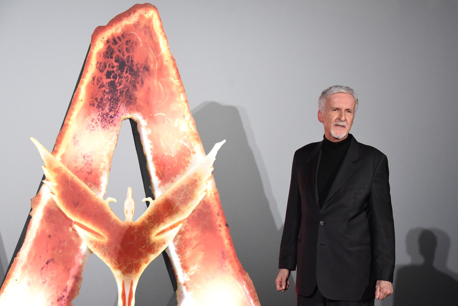 「アバター：ファイヤー・アンド・アッシュ」来日ジャパンプレミアより、作品の立体ロゴ（左）とジェームズ・キャメロン（右）の撮影タイム