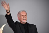 「アバター：ファイヤー・アンド・アッシュ」来日ジャパンプレミアより、ムービーカメラに手を振るジェームズ・キャメロン