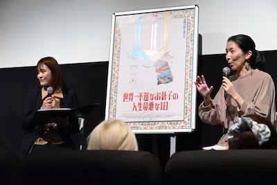 映画「世界一不運なお針子の人生最悪な1日」日本最速上映会にて、司会の東紗友美（左）、ゲストの矢崎順子（右）