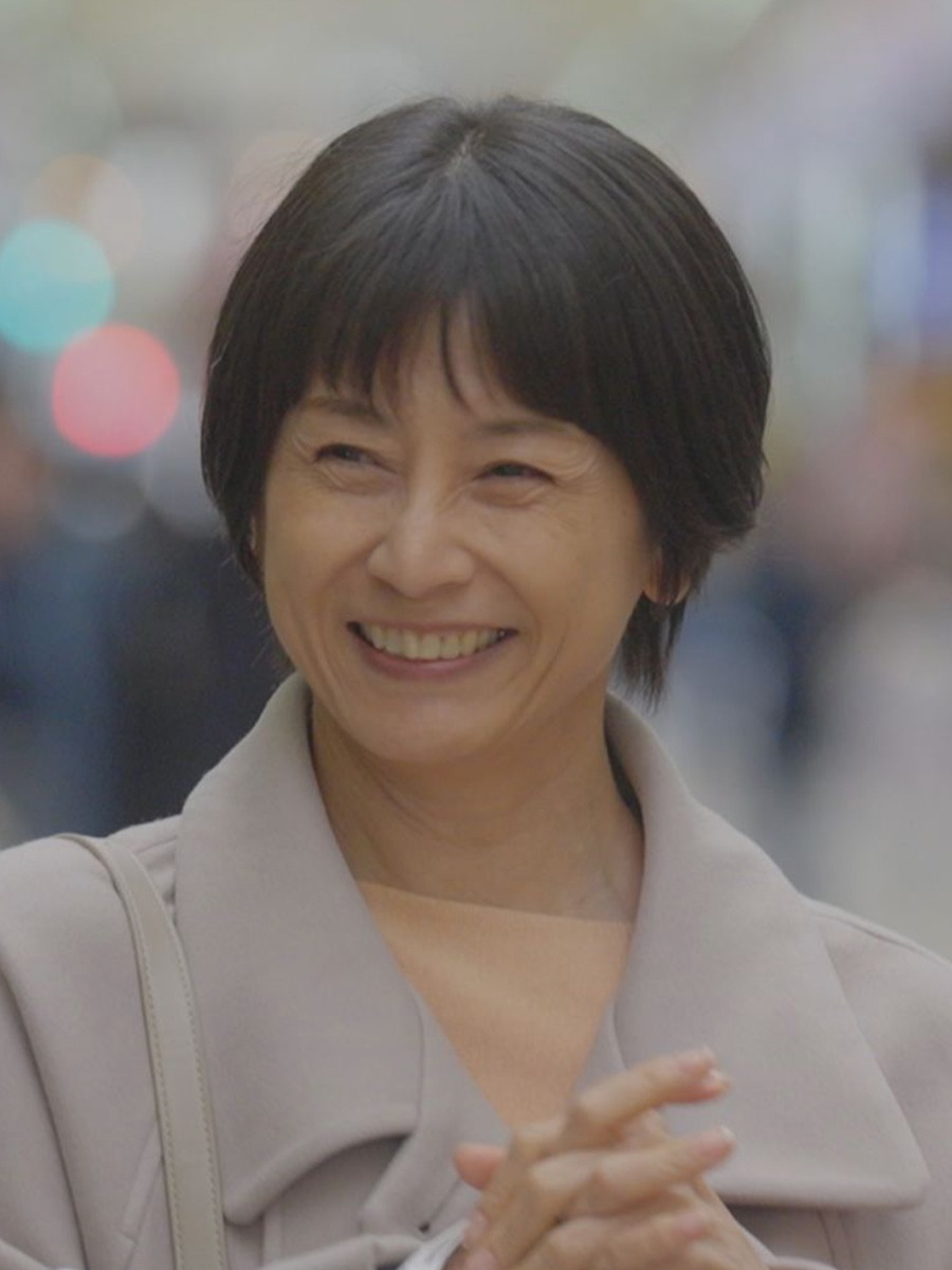 HTBスぺシャルドラマ「ガラスの指輪と絆創膏」千堂あきほ演じる雪乃。中学生の娘がこども食堂に通うことを嫌がる母親