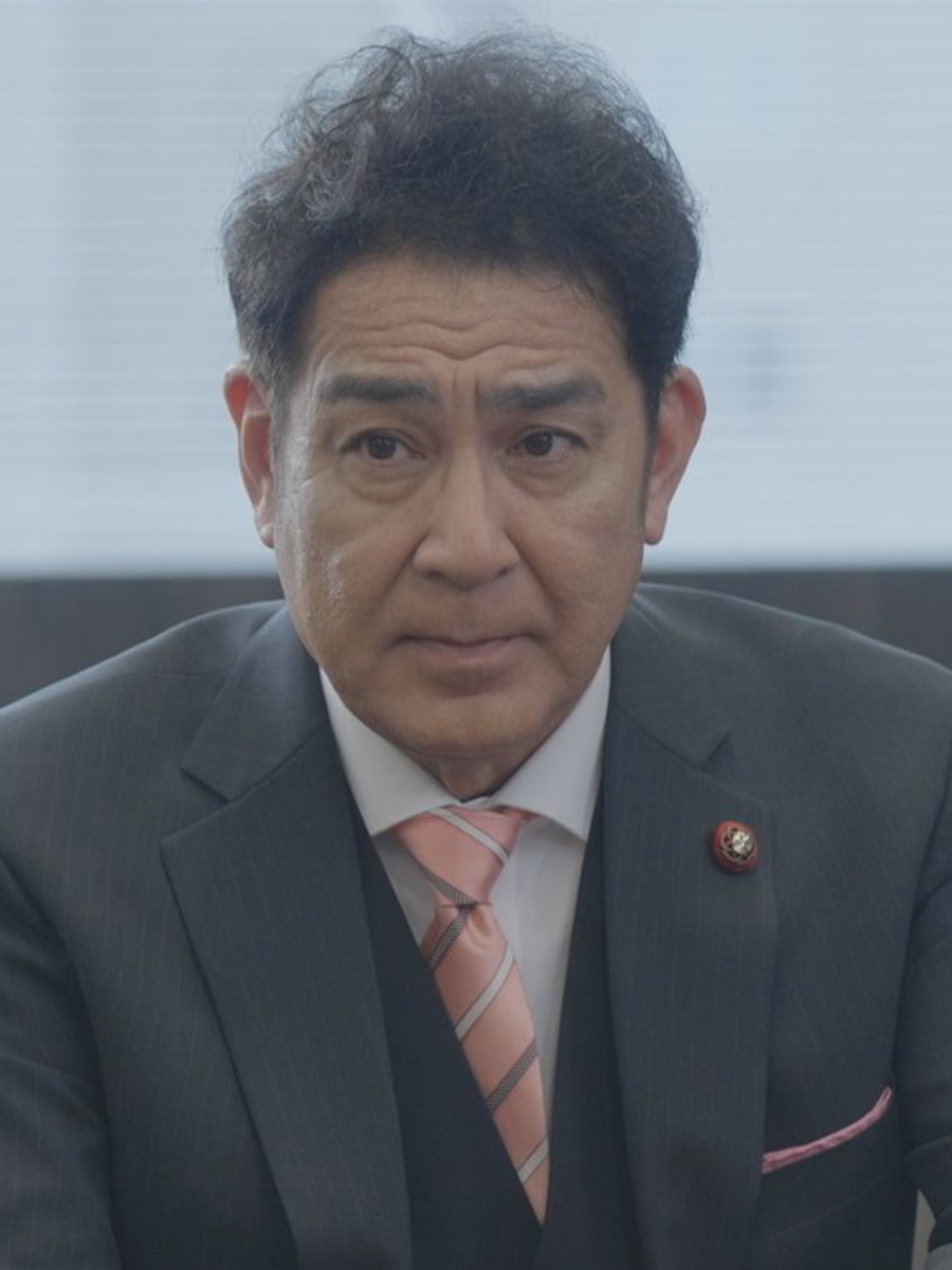 HTBスぺシャルドラマ「ガラスの指輪と絆創膏」宇梶剛士演じる議員・櫻木貫太。自身のイメージアップのためにこども食堂を利用しようとする