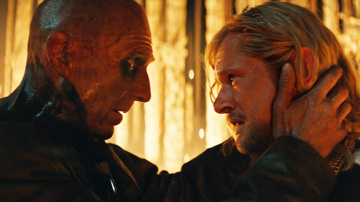 「28年後...白骨の神殿」新場面写真。左から、人々の弔いを続けるドクター・ケルソン（レイフ・ファインズ）、カルト集団を率いるジミー・クリスタル（ジャック・オコンネル）