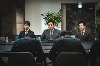 Netflixシリーズ「地面師たち」でピエール瀧演じる後藤のセリフ「もうええでしょう」は2024年の「『現代用語の基礎知識』選 2024ユーキャン新語・流行語大賞」でトップ10入りを果たした。Netflixシリーズ「地面師たち」独占配信中 ©新庄耕／集英社