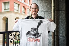 来日時、「エディントンへようこそ」日本オリジナルTシャツを贈られたアリ・アスター photo by 黒羽政士（Masashi Kuroha）