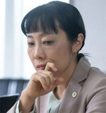 ドラマ10「テミスの不確かな法廷」より、山田真歩演じる八雲恭子