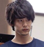 ドラマ10「テミスの不確かな法廷」より、小林虎之介演じる江沢卓郎