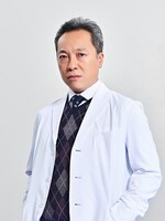 音尾琢真が演じる脳神経外科医・大友真一