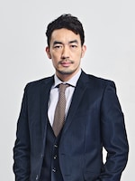 大谷亮平が演じるお台場湾岸医療センターの事務局長・鷹山勲