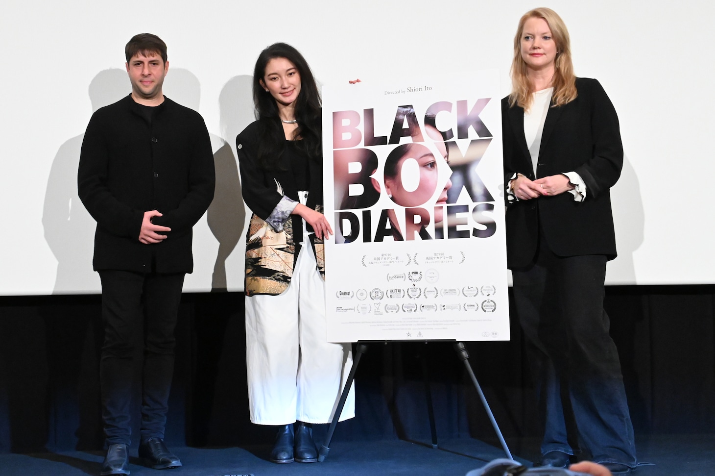 映画「Black Box Diaries」公開記念舞台挨拶の様子。左からエリック・ニアリ、伊藤詩織、ハナ・アクヴィリン