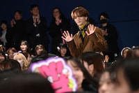 観客に手を振りながら登場する中島颯太