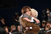 木村柾哉（奥）にバックハグされる中島颯太（手前）