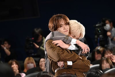 木村柾哉（奥）にバックハグされる中島颯太（手前）