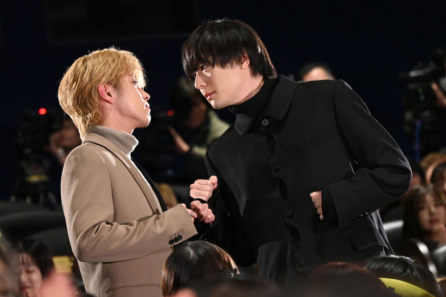 左から醍醐虎汰朗、犬飼貴丈