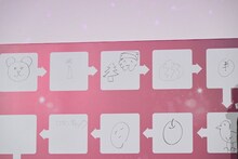 「ロマンティック絵しりとり」にて左上から時計回りにクマ（高橋恭平）→マイク（木村柾哉）→クリスマス（中島颯太）→スイカ（醍醐虎汰朗）→金（犬飼貴丈）→眠そうな鳥（西垣匠）→りんご（ゆうたろう）→ゴリラ（内藤秀一郎）→ロマンティックの文字（豊田裕大）