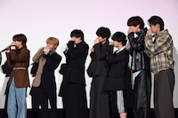 「ロマンティックニャーニャーゲーム」で口元を隠して「ニャー」と鳴きまねするロマンティックチーム