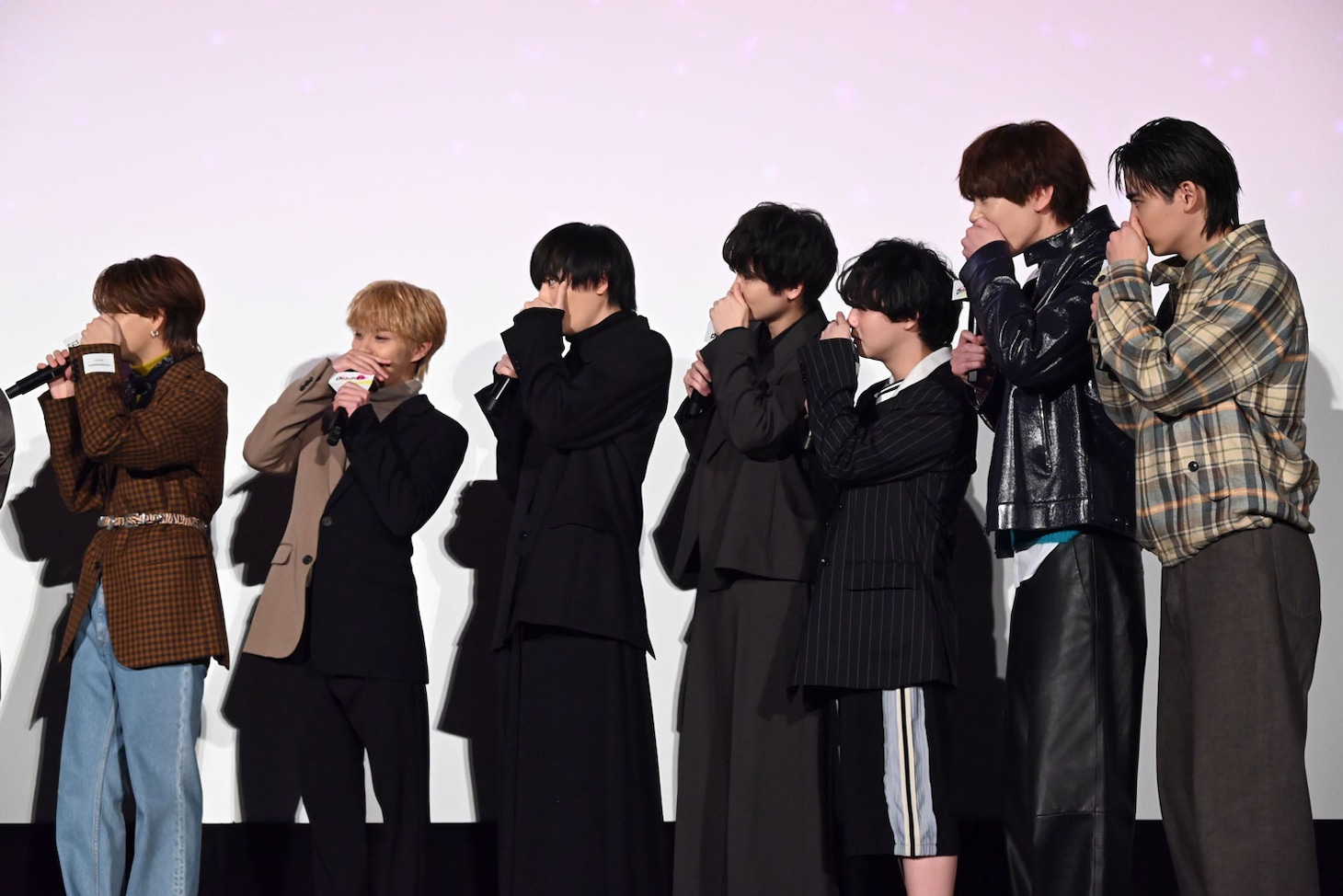 「ロマンティックニャーニャーゲーム」で口元を隠して「ニャー」と鳴きまねするロマンティックチーム