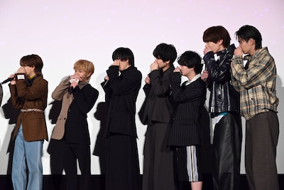 「ロマンティックニャーニャーゲーム」で口元を隠して「ニャー」と鳴きまねするロマンティックチーム