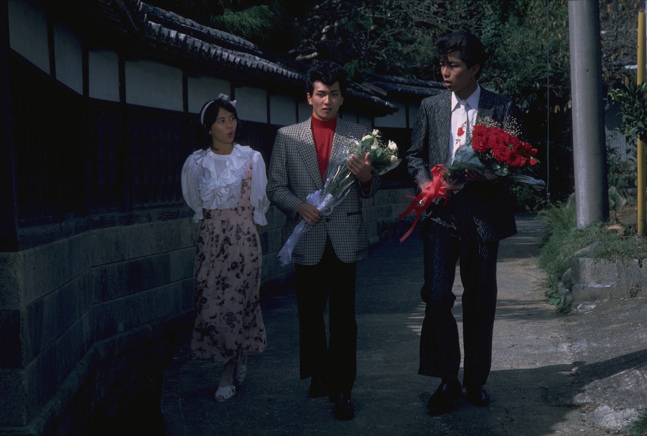 「ビー・バップ・ハイスクール」より。今日子（左）の家を訪れるヒロシ（中央）とトオル（右）　 ©︎1985 東映 セントラル・アーツ