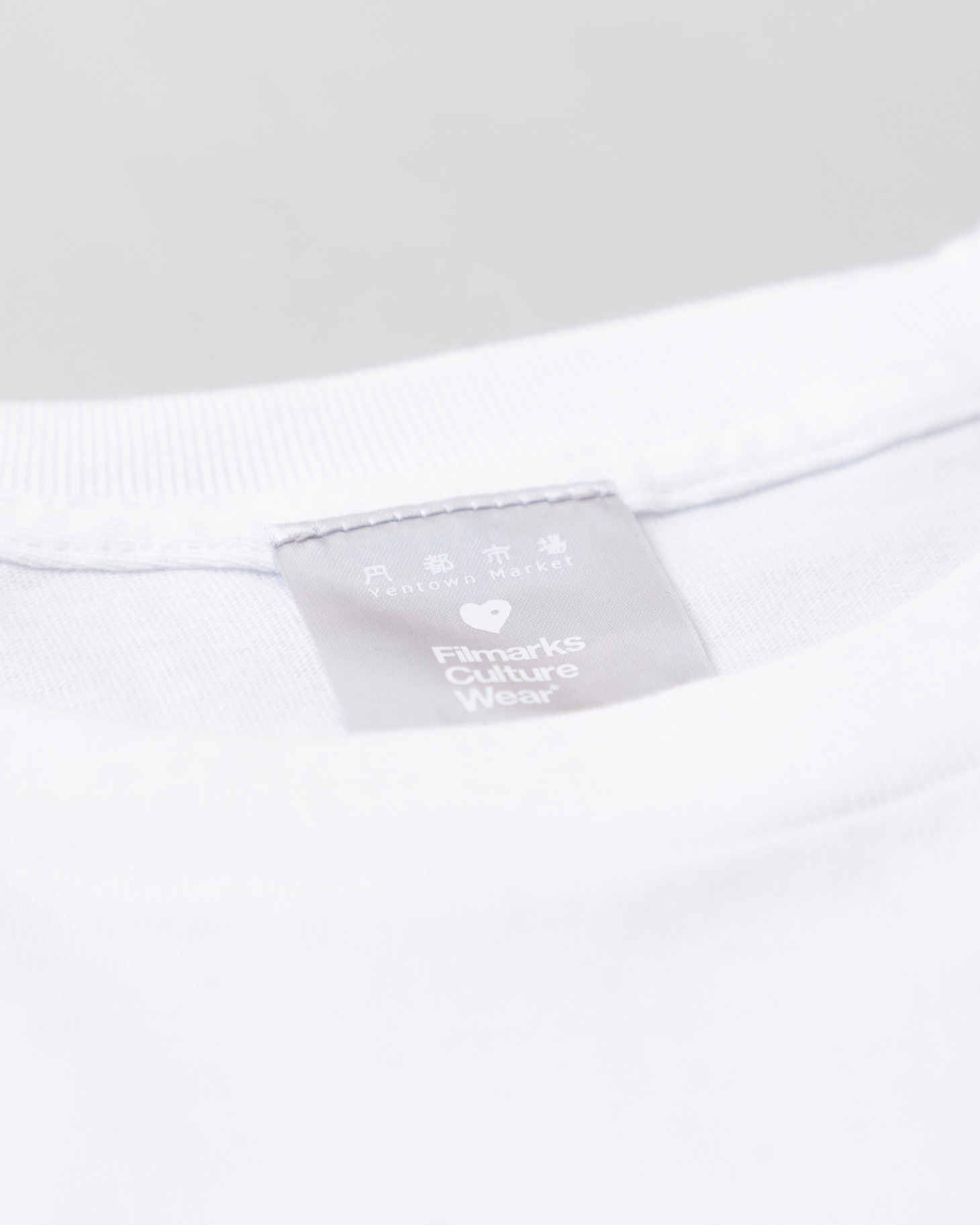 ＜IWAI SHUNJI The Film Works＞30th Anniversary Tシャツ WHITEのタグ