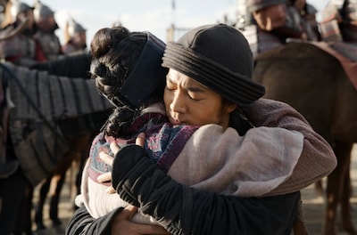 映画「射鵰英雄伝（しゃちょうえいゆうでん）」新場面写真。シャオ・ジャン（肖戦）演じる郭靖（右）