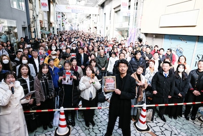 「清水 ビー・バップ・ハイスクール 高校与太郎祭」オープニングセレモニーでフォトセッションに応じる仲村トオル（中央 / 撮影：菊池茂夫）