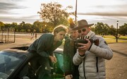 映画「コート・スティーリング」メイキング写真。オースティン・バトラー（左）はマフィアたちに追われるバーテンダーを演じる