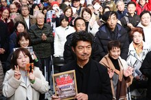 「清水 ビー・バップ・ハイスクール 高校与太郎祭」でフォトセッションに応じる仲村トオル（中央 / 撮影：菊池茂夫）