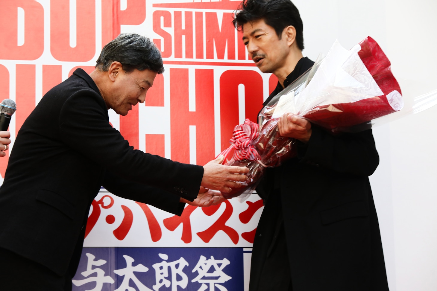 静岡市長の難波喬司から花束を受け取る仲村トオル（撮影：菊池茂夫）