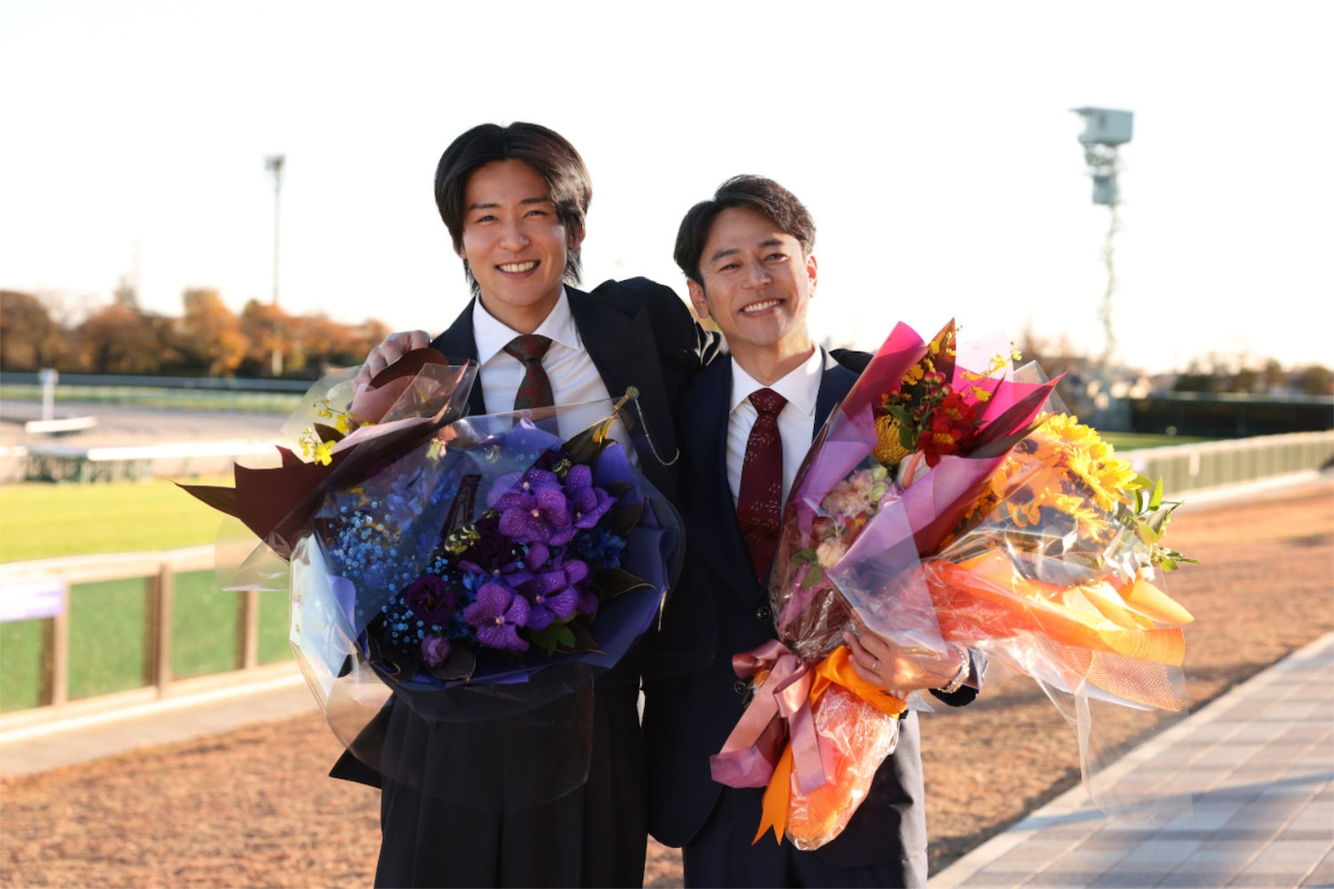 日曜劇場「ザ・ロイヤルファミリー」のオールアップを迎えた目黒蓮（左）、妻夫木聡（右）