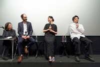 左からジュリアン・レジ、井川遥、団塚唯我