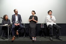 左からジュリアン・レジ、井川遥、団塚唯我