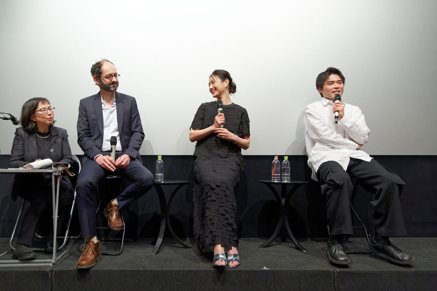 左からジュリアン・レジ、井川遥、団塚唯我