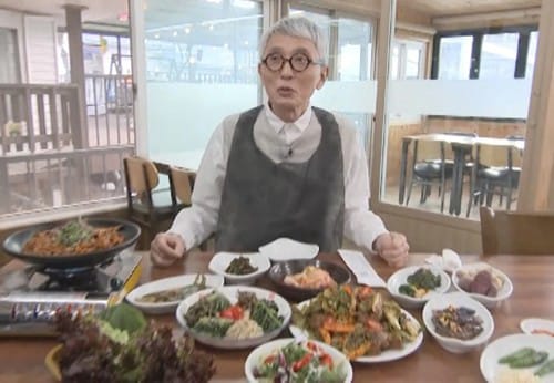 「松重豊の殿堂メシ!!～博多から韓国プサンへ～」より、大量の料理に囲まれた松重豊