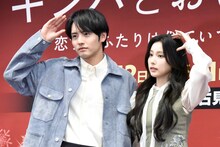 「キンパとおにぎり～恋するふたりは似ていてちがう～」プレミアイベントの様子。左から赤楚衛二、カン・ヘウォン