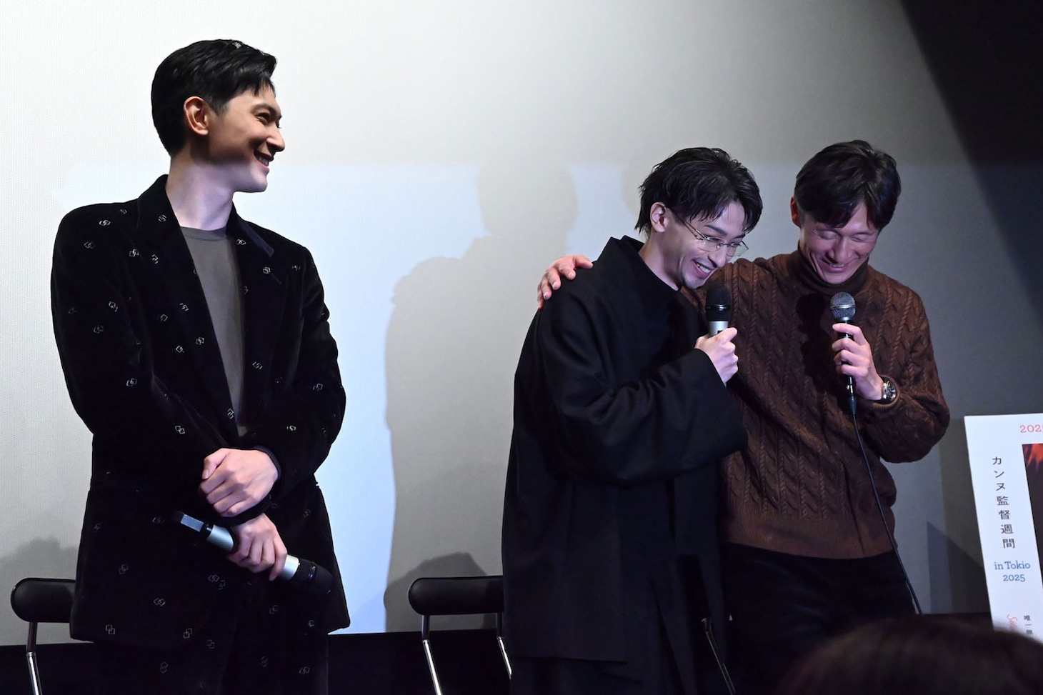 「横浜くん、待ってたよ」と声を掛ける李相日（右）