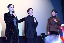 大河ドラマの主演を務め上げた横浜流星（中央）をねぎらう吉沢亮（左）