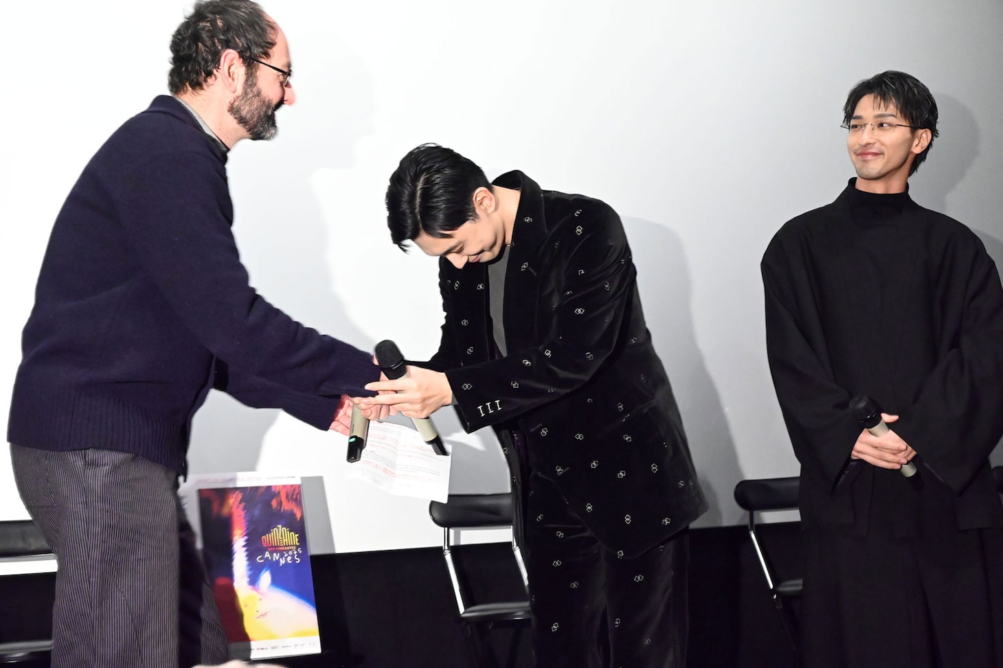吉沢亮（中央）とカンヌ国際映画祭「監督週間」アーティスティック・ディレクターのジュリアン・レジ（左）が再会の握手を交わす様子