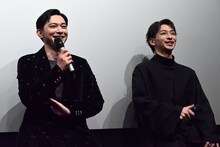 “自分たちの美”を冗談混じりに自画自賛して笑う吉沢亮（左）と横浜流星（右）