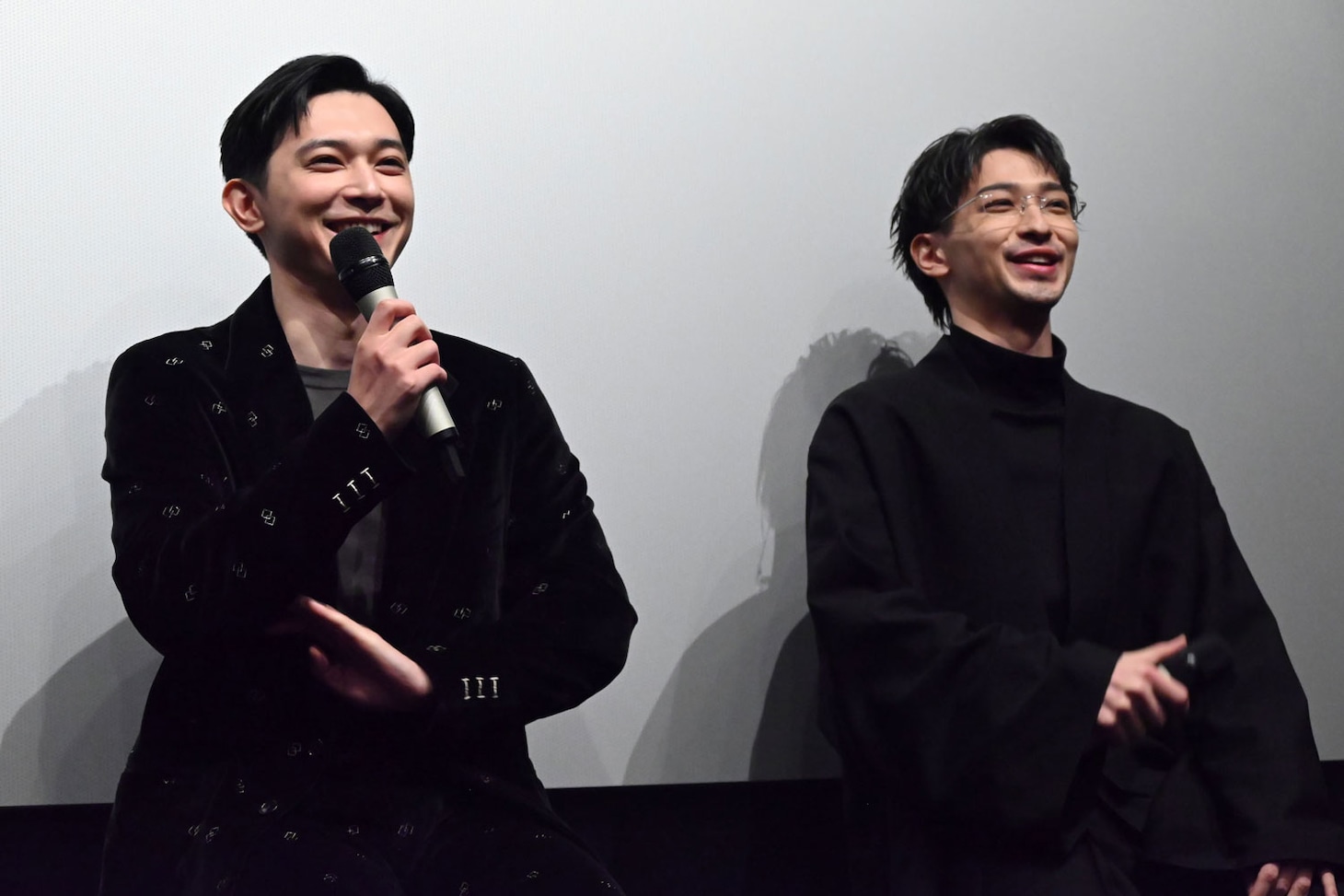 “自分たちの美”を冗談混じりに自画自賛して笑う吉沢亮（左）と横浜流星（右）